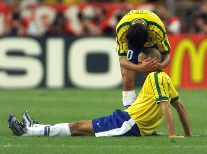 1998-ronaldo-consoled-by-bebeto.jpg
